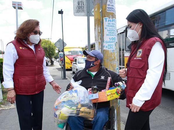 Entrega SEDIF despensas a personas que laboran en cruceros viales de Puebla