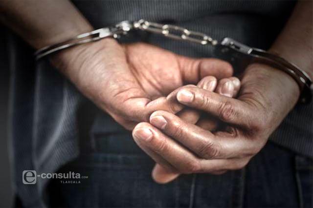 Lo detienen con 11 dosis de cristal y pistola 9 mm en Izúcar