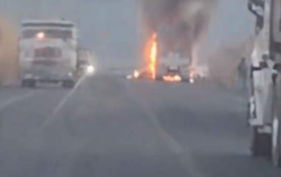 Camión de carga se incendia en la carretera Siglo XXI