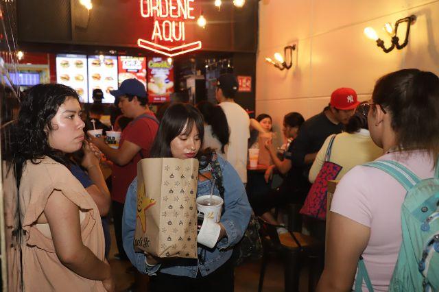Largas filas en Puebla por promociones del Día de la Hamburguesa
