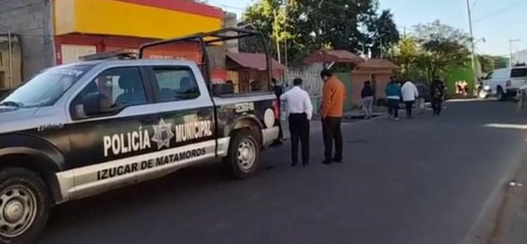 Hallan cadáver de joven con tiro de gracia afuera de cantina de Izúcar