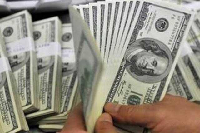 El peso impone récord y se vende debajo de las 17 unidades por dólar