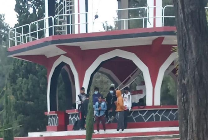 Denuncian a jóvenes que se drogan en parque público