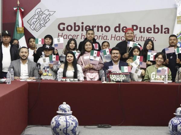 Gobierno estatal reúne a hijos de migrantes con sus familias poblanas