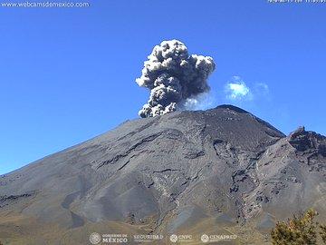 Popocatépetl registra fuertes emisiones de ceniza este sábado