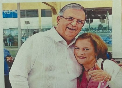 Ebrard inició caminar a Palacio Nacional de la mano de Beatriz Gutiérrez Müller