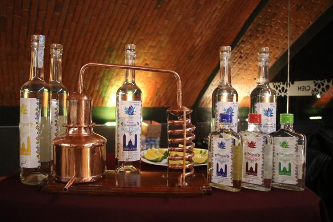 Presenta gobierno estatal mezcal Orgullo Puebla a misión empresarial de Francia