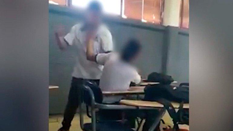 VIDEO Alumnos del Conalep golpean a compañero en salón de clases