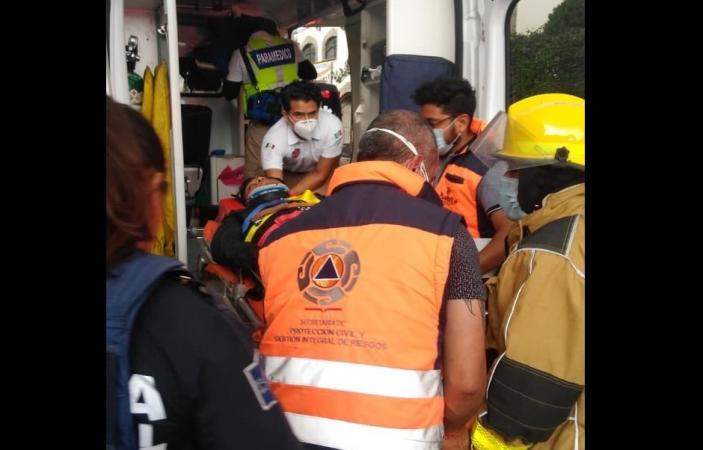 Patrulla municipal embiste a particulares en Barrio de Santiago