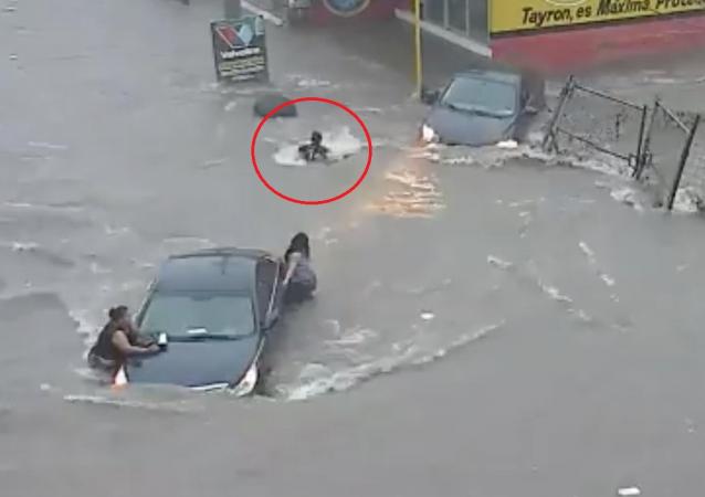 Encuentran cuerpo de mujer que fue tragada por alcantarilla