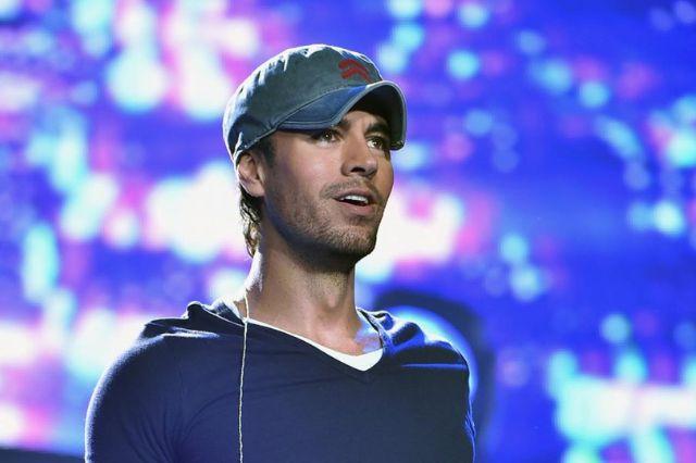 Engañada por un falso Enrique Iglesias, mujer pierde dinero y familia