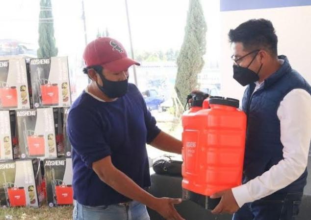 San Andrés Cholula entrega aves de traspatio