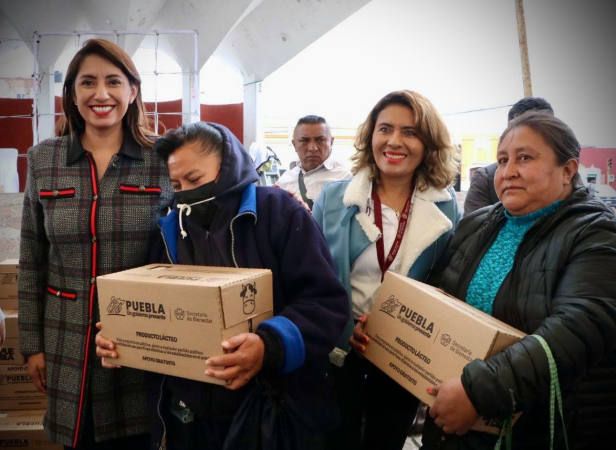 Angélica Alvarado y Elsa Ruiz entregan leche en Huejotzingo