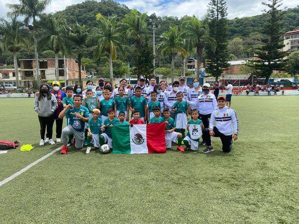 Equipo de fútbol infantil de Tehuacán consigue subcampeonato en Colombia