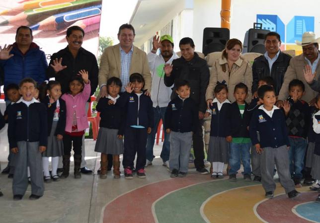 Edil entrega material para dignificar escuelas en Tepeaca image 2