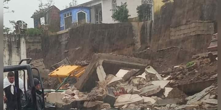 Colapsa muro de panteón y deja ataúdes al descubierto en Xiutetelco