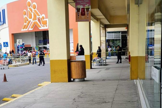 Hombre se desvanece y muere frente al centro comercial Cruz del Sur