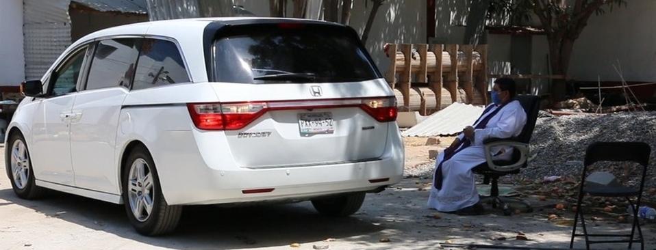 Desde sus autos, sacerdote confiesa a sus feligreses