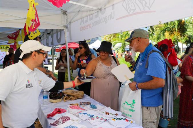 Promueve gobierno estatal a Puebla en Feria de los Moles en EE.UU.