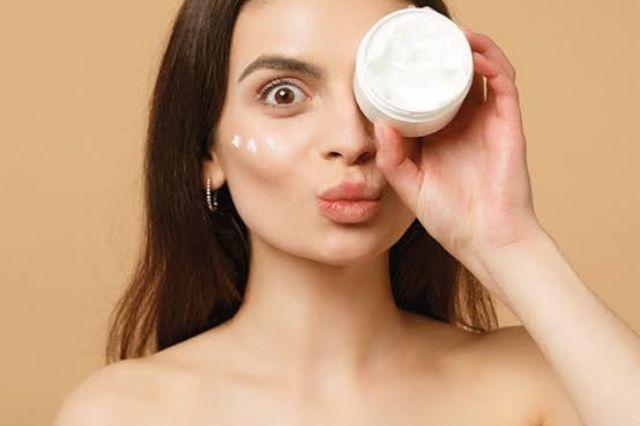 Cremas baratas que compiten con Eucerin, según estudio de Profeco