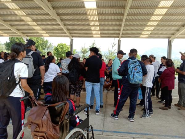 Asaltan con machetes y pistolas a alumnos y maestros de bachillerato en Tlaola