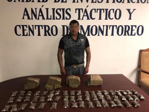 Capturan a hombre que transportaba 54 dosis de mariguana
