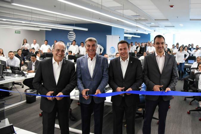 Gali asiste a inauguración de oficinas de AT&T