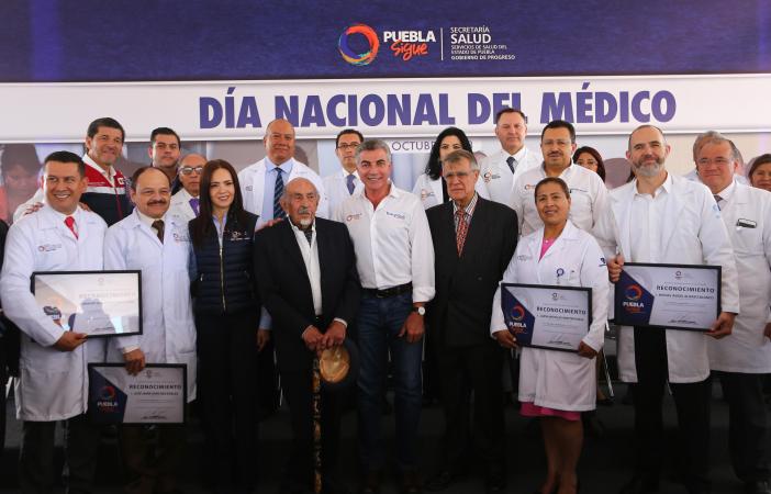 Gobernador reconoce trayectoria de médicos poblanos image 1