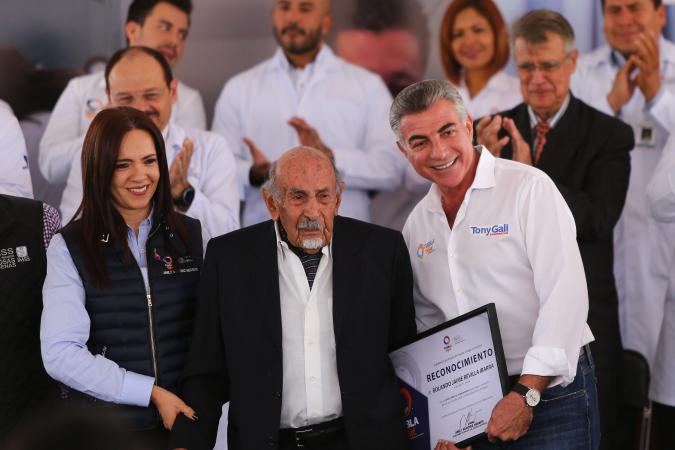 Gobernador reconoce trayectoria de médicos poblanos image 2