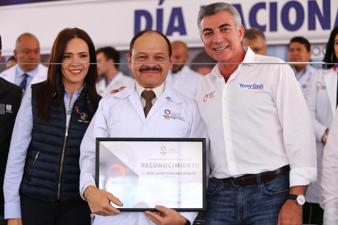 Gobernador reconoce trayectoria de médicos poblanos image 4