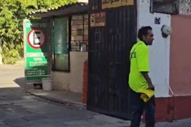 Captan a franelero cobrando por lugares de estacionamiento en Centro Histórico
