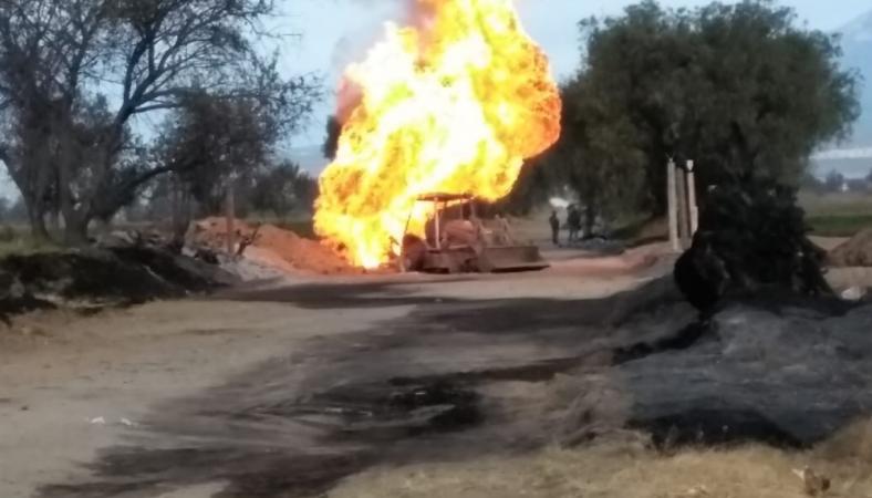 A casi 24 horas de la fugas de gas LP en Tepeaca, aun sigue el fuego