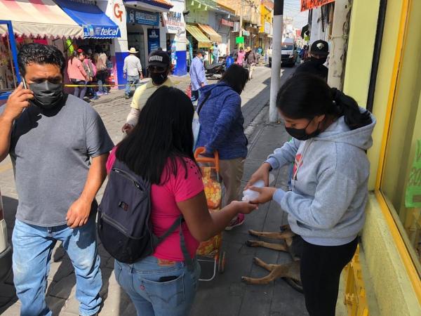 Dueños de negocios implementan cerco sanitario en calles del centro de Atlixco