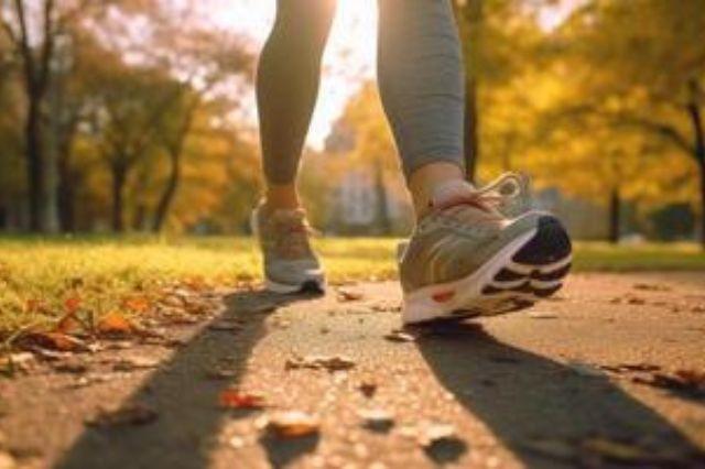 Solo 15 minutos de caminata rápida al día benefician tu salud y corazón