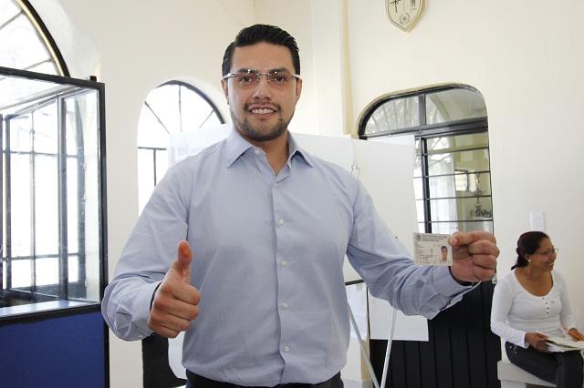 Mi candidatura no está en riesgo, dice Giles tras de comparecer ante la FGE