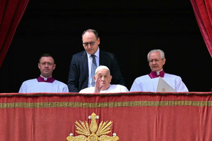 Papa Francisco da su tradicional bendición de Pascua desde el balcón de San Pedro