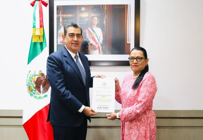 Rosa Icela Rodríguez entrega nombramiento a Céspedes como titular del INAMI