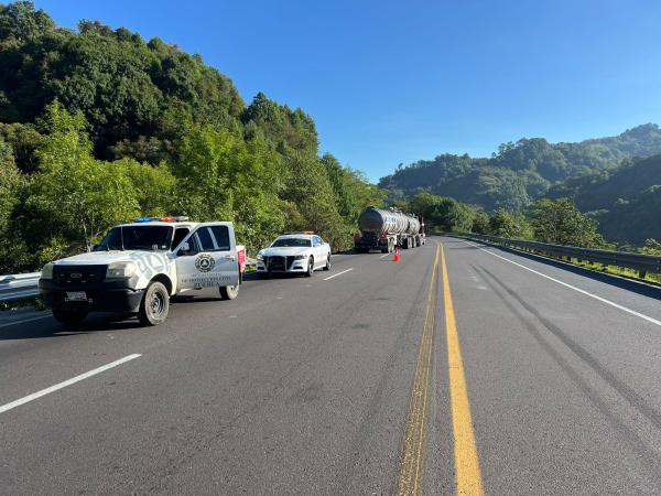 Cierran tramo de autopista México-Tuxpan por volcadura de autotanque