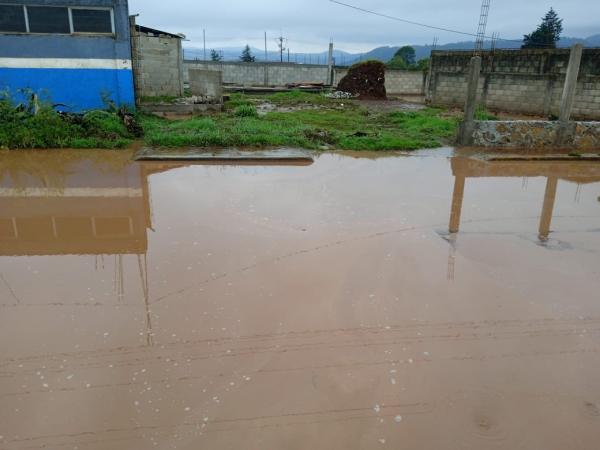 El desplome de una barda y otras afectaciones dejó la fuerte lluvia en Ahuazotepec