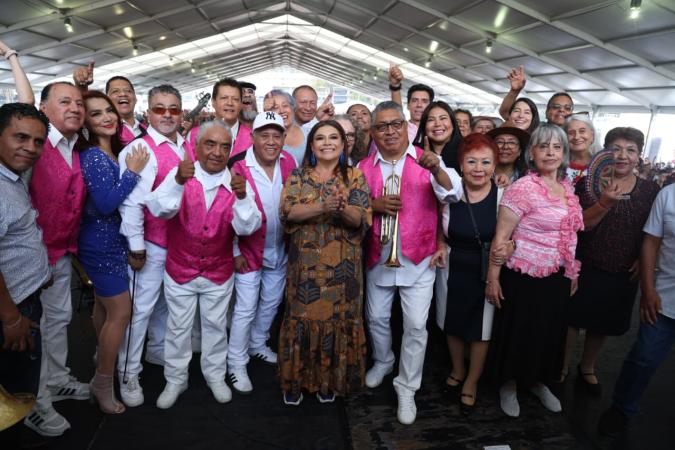 Cientos de adultos mayores festejan su día en Vivan los Corazones de Plata en CDMX