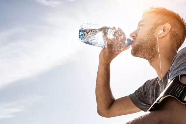 Ahora que entra la canícula, el agua simple sigue siendo la mejor opción diaria