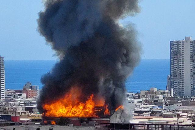 Devastador incendio arrasa con histórica iglesia de Chile