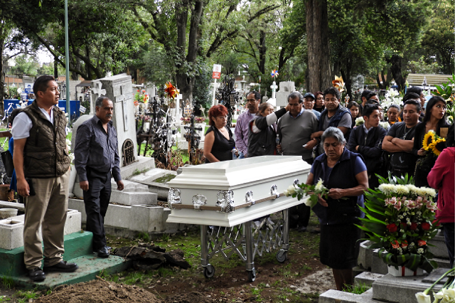 Familia y amigos sepultan a Mariana, asesinada en un asalto image 1