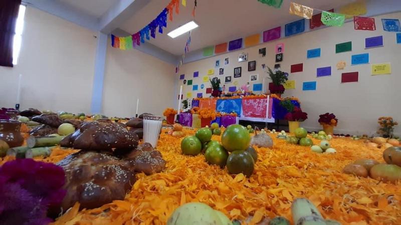 Dedican ofrendas a maestros y estudiantes muertos por Covid en Atlixco