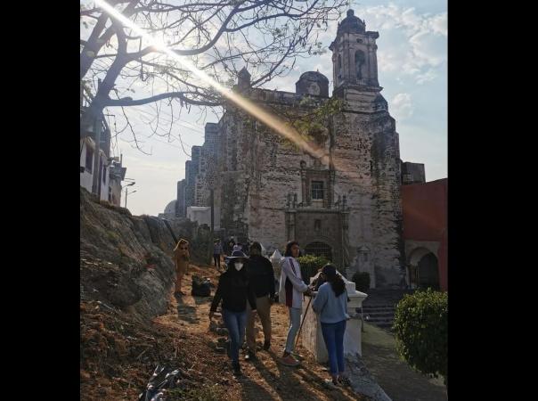 Jóvenes se organizan y dan manita de gato al cerro de San Miguel en Atlixco