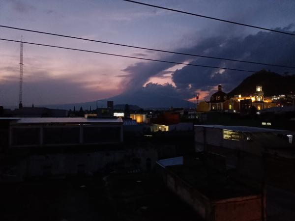 Tiemblan puertas y ventanas por explosión del Popocatépetl