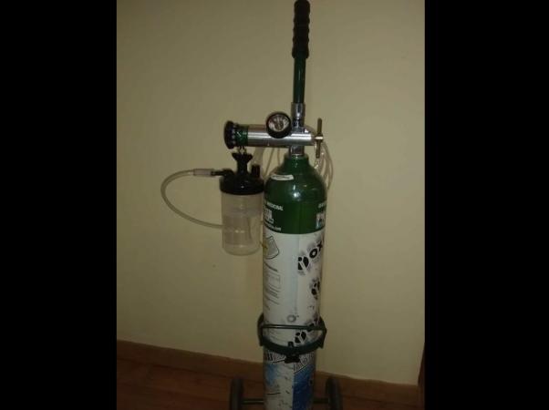 Pelean por tanque de oxígeno proveedor y doctora en Atlixco