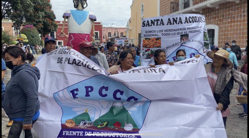 Marchan tianguistas por aniversario de la plazuela del productor en Atlixco