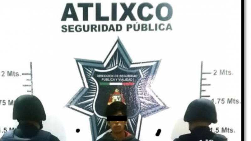 Escondidas en ropa, pretendían sacar lámparas de Aurrerá en Atlixco