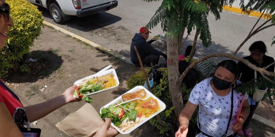 Restaurantes y colectivos de Atlixco ayudan a familias de enfermos del Complejo Médico
